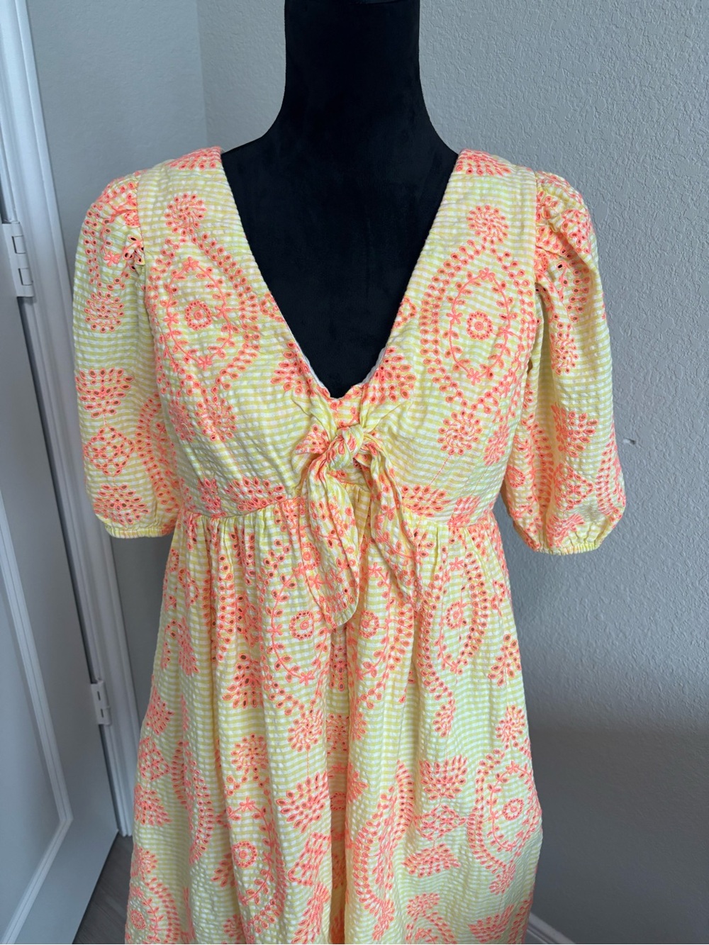 Lilly Pulitzer Sarafina Short Sleeve Eyelet Calla Yellow Gingham Size 8 - Picture 3 of 6